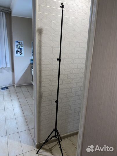 Продам новую кольцевую лампу и штатив более 2 м