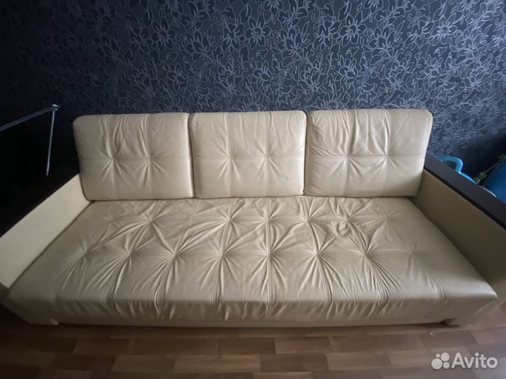 Кожаный диван