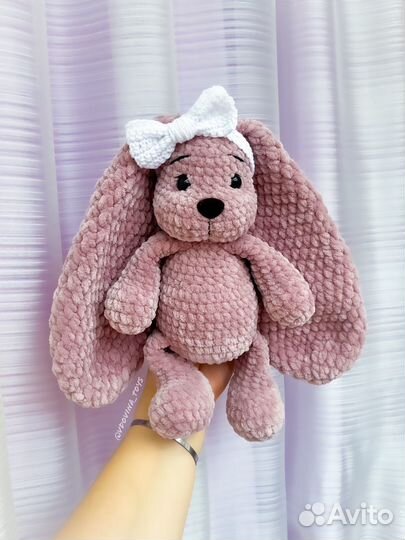 Вязаная игрушка Зайка