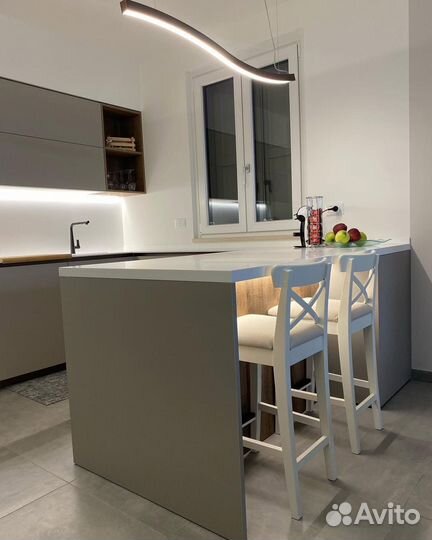 Кухня бежевая с пеналом