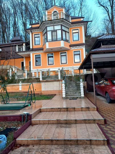 Дом 200 м² на участке 6,3 сот.