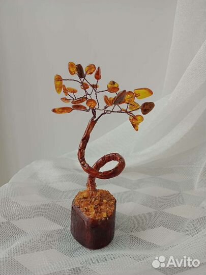 Сувениры: кувшинчики, янтарное дерево