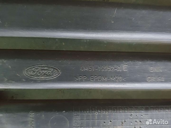 Рамка противотуманной фары Ford Focus 2 2005-2008