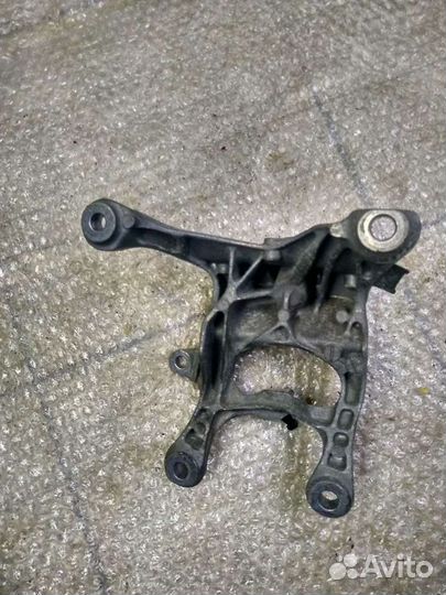 Кронштейн двигателя правый audi A8D4