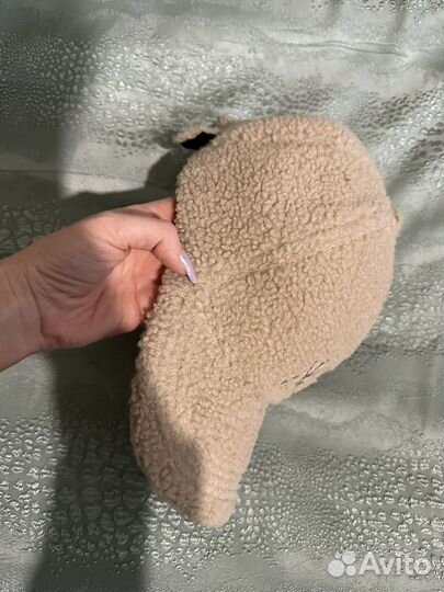 Бежевая кепка с мехом на любой размер