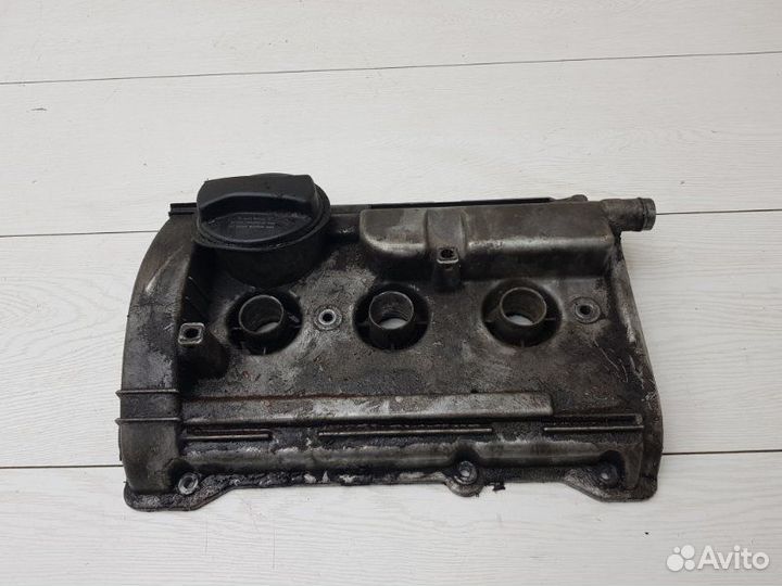 Клапанная крышка левая Audi A6 C5 AHA 1998