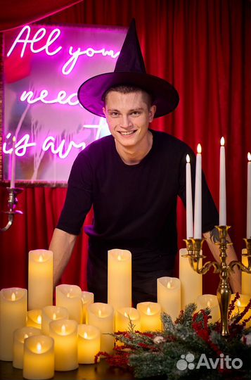 Диджей с оборудованием