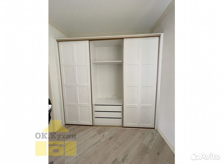 Книжный шкаф