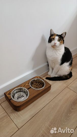 Миска для кошек на деревянной подставке