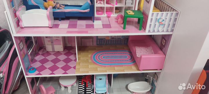 Кукольный домик с мебелью и куклами