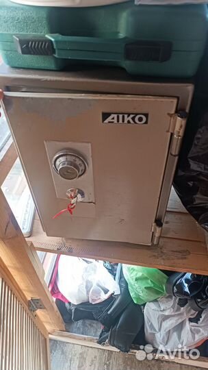 Сейф металлический большой