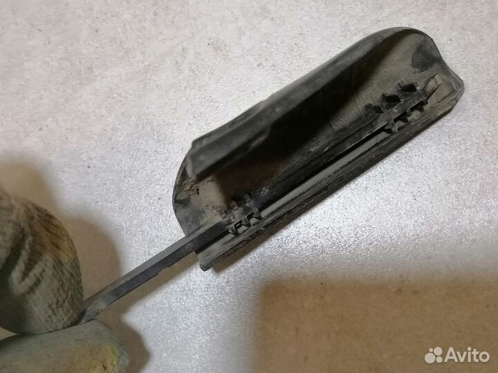 Уголок передней левой двери Audi 80 B3