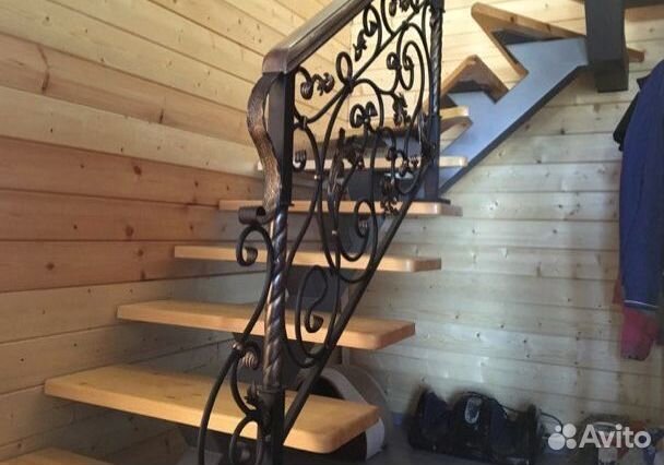 Лестница на металлокаркасе с поворотом