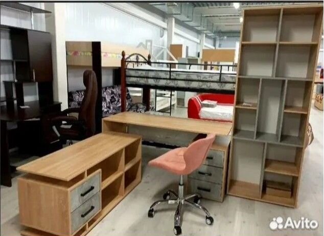 Письменный стол со стеллажом 