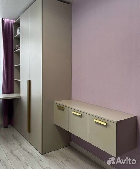 Рабочая зона школьника со шкафом