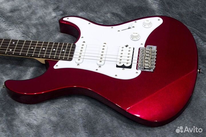 Электрогитара Yamaha Pacifica 012