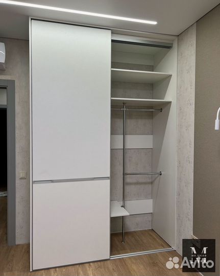 Шкаф-купе с зеркалом