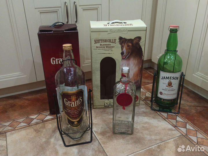 Бутылка на качелях из под виски, водки