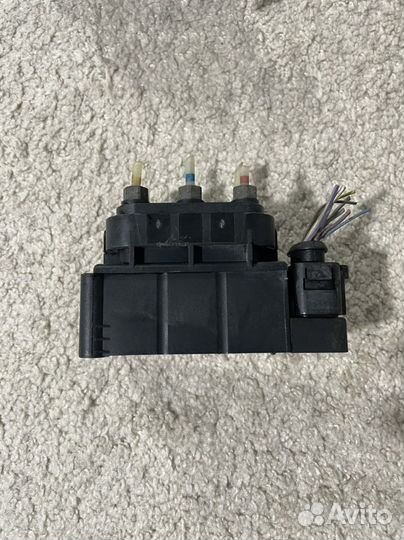 Блок клапанов пневмоподвески Мерседес W221