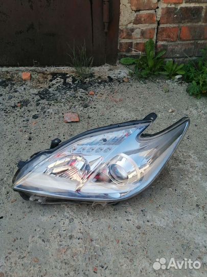 Фара для toyota prius 30
