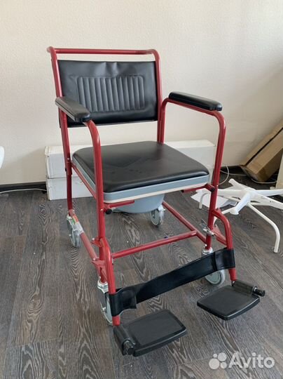 Коляска с санитарным оснащением