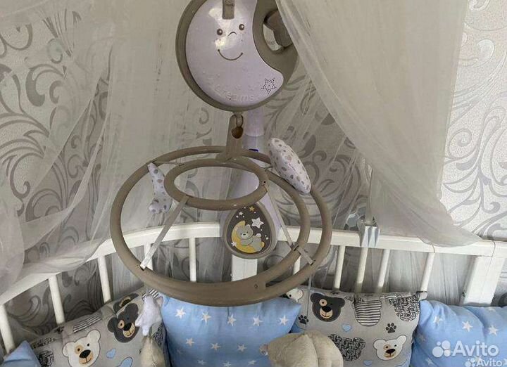Детская кроватка с маятником