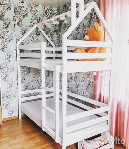 В наличии двухъярусная кровать, натуральное дерево