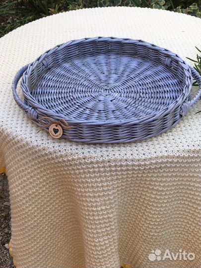 Плетеный поднос из бумажной лозы