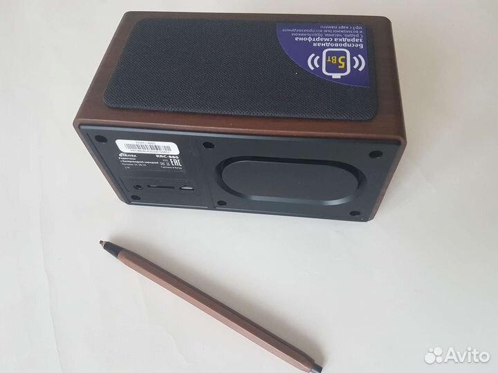 Радиочасы с беспроводной зарядкой смартфонов