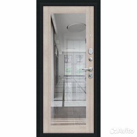 Дверь входная в квартиру с зеркалом