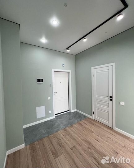 Натяжные потолки с трековым освещением