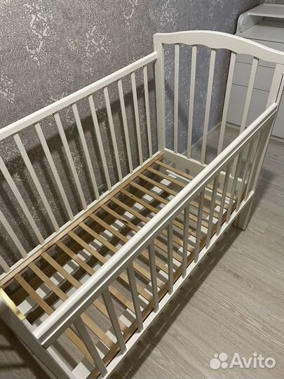 Детская кроватка с продольным маятником