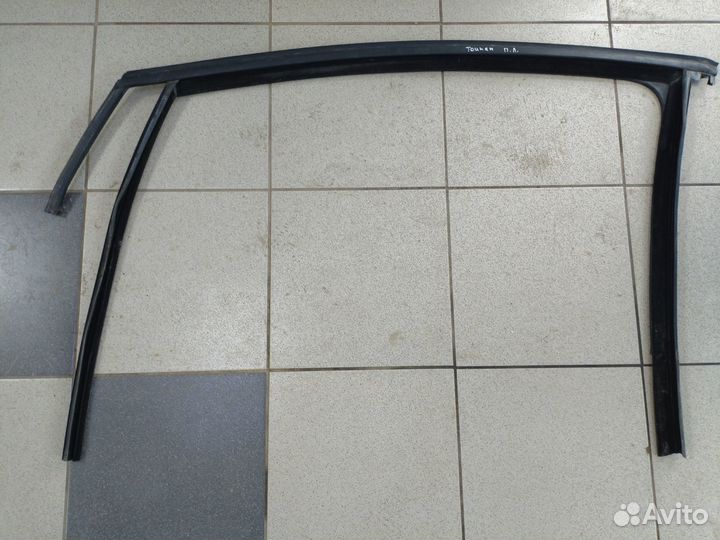 Уплотнитель стекла передний