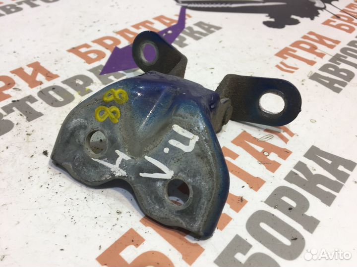 Петля нижняя передней двери Лев. Хендай Солярис