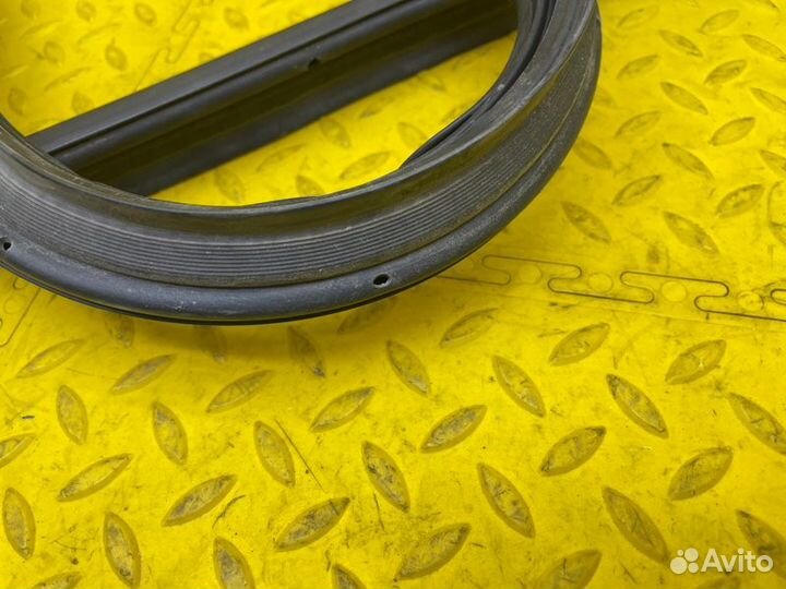 Б/У Уплотнитель крышки багажника - В хорошем