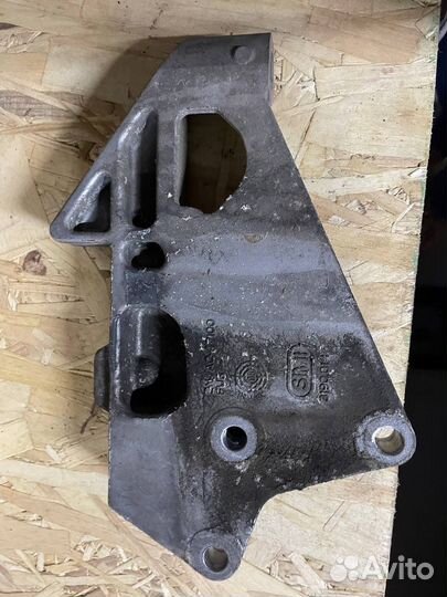Кронштейн двигателя правый VAG R32/R36