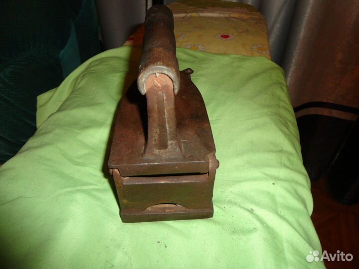 Старинный угольный утюг