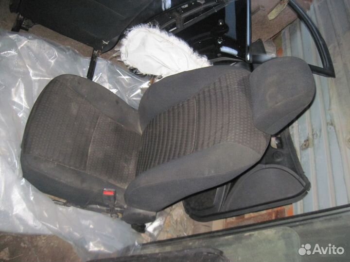 Переднее правое, заднее сидение Toyota Corolla 150