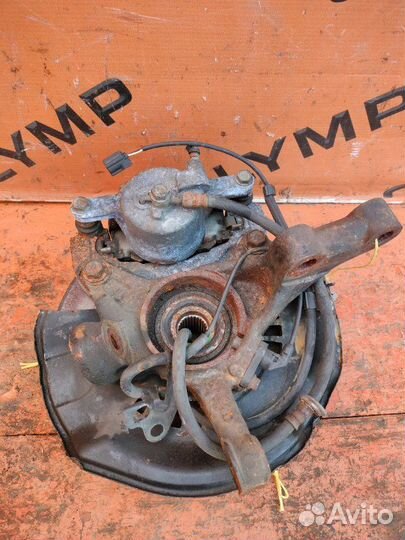 Ступица передняя правая Toyota Voxy ZRR70 3ZR-FE