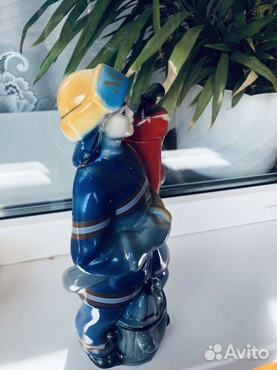 Статуэтка. Бутылка