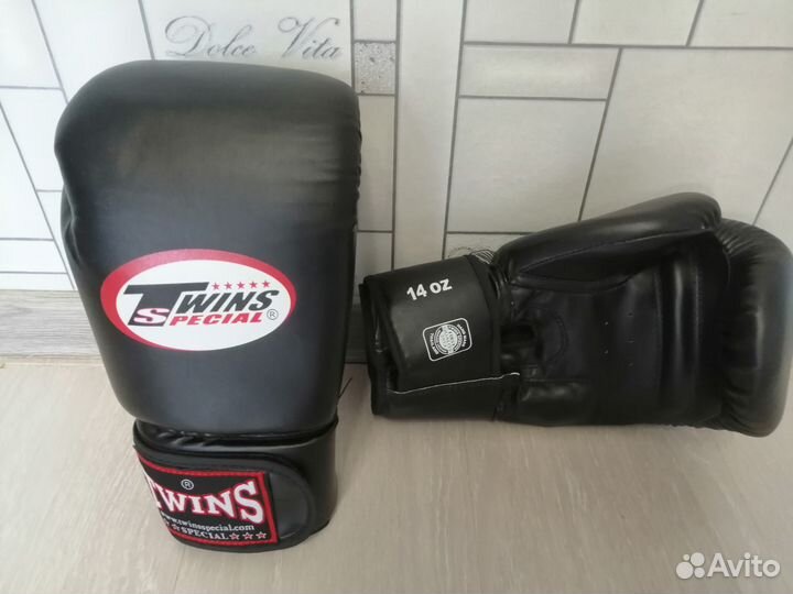 Боксерские перчатки 14 oz Twins