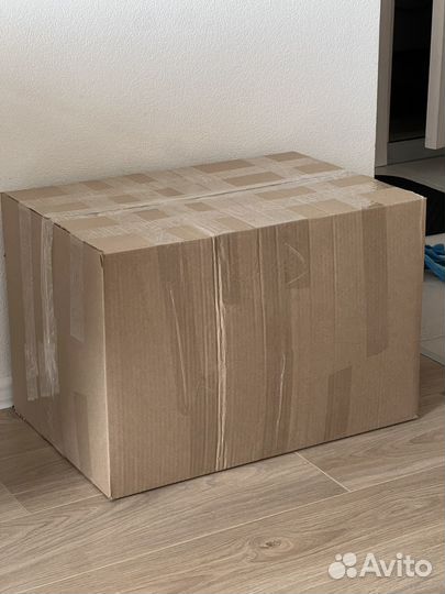 Япомогаю коробка с вещами