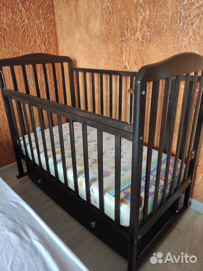 Детская кроватка с маятником и ящиком