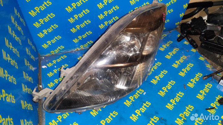 Фара левая Toyota Isis ANM10