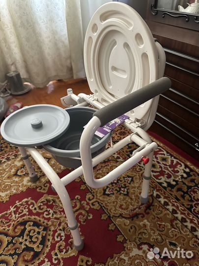 Кресло-туалет (с опускающимися подлокотниками)