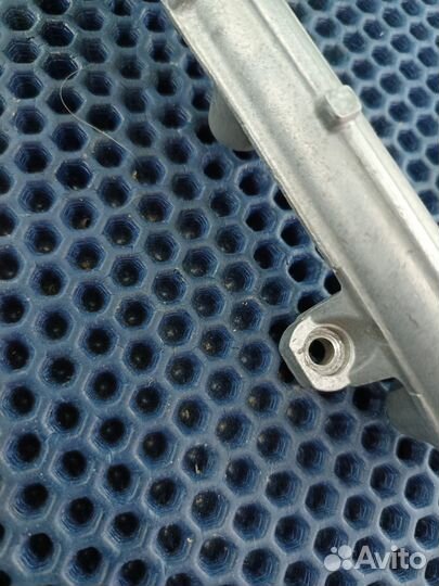 Suzuki GSX-R750 R731 топливная рампа