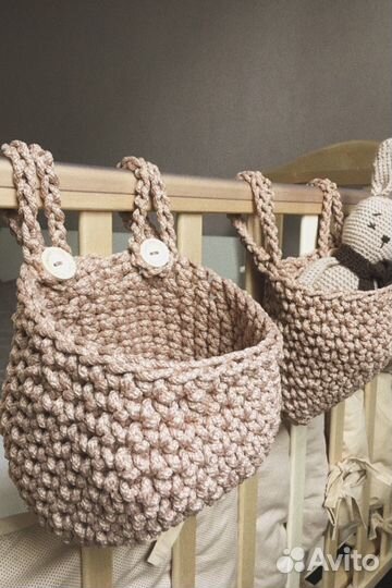 Набор вязаных корзин на кроватку
