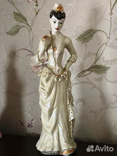 Фарфоровые статуэтка Девушка с розой Германия