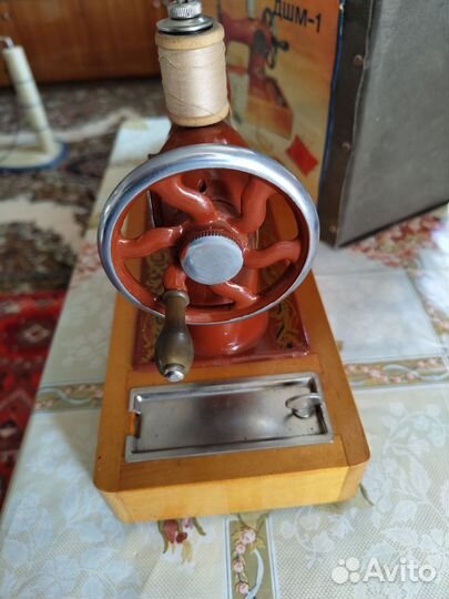 Детская швейная машинка времён СССР