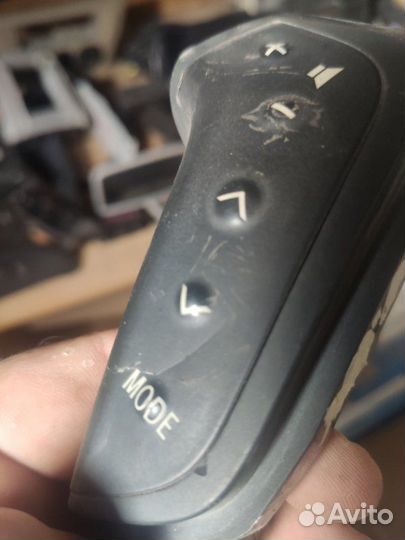 Кнопка управления магнитолой на руль левая Toyota